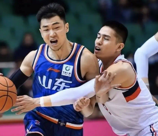 欧篮联转会期走向成谜，山东男篮伤情更新，目标明确，年轻球员得到机会的简单介绍