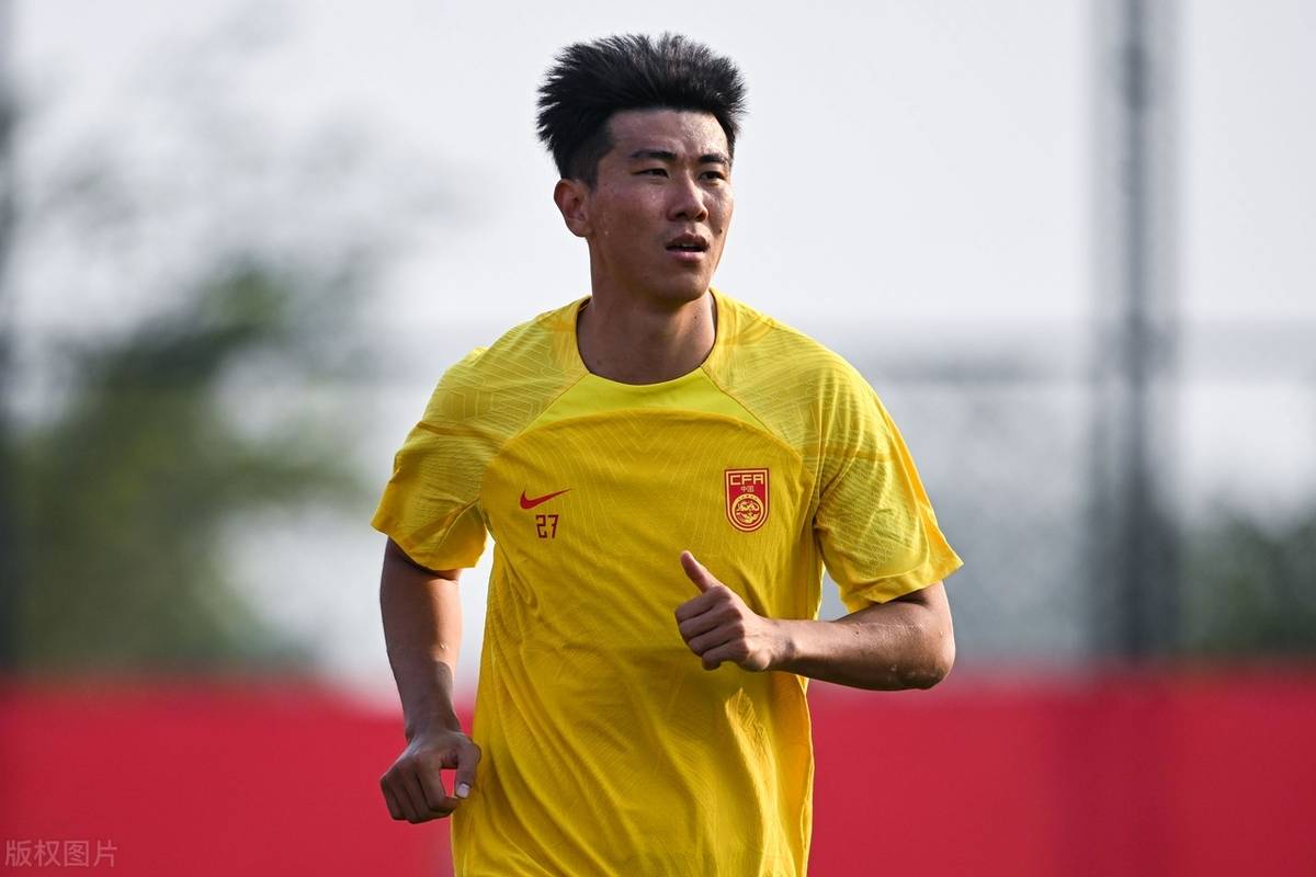 英超赛事今晨体能课后；武汉三镇官宣签约备战葡超；管理层满意；控场能力受关注的简单介绍