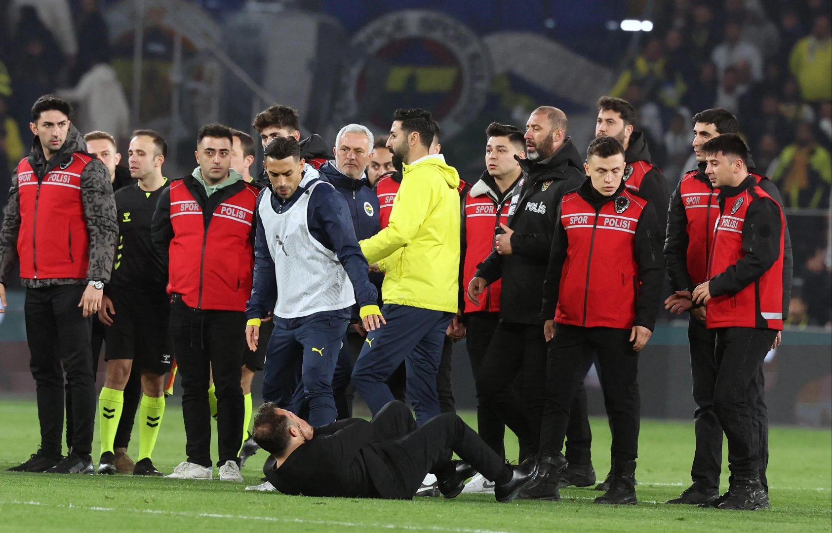 足球直播费耶诺德内部会议纪要流出：赛后回应争议，意大利杯使命明确，控场能力受关注的简单介绍